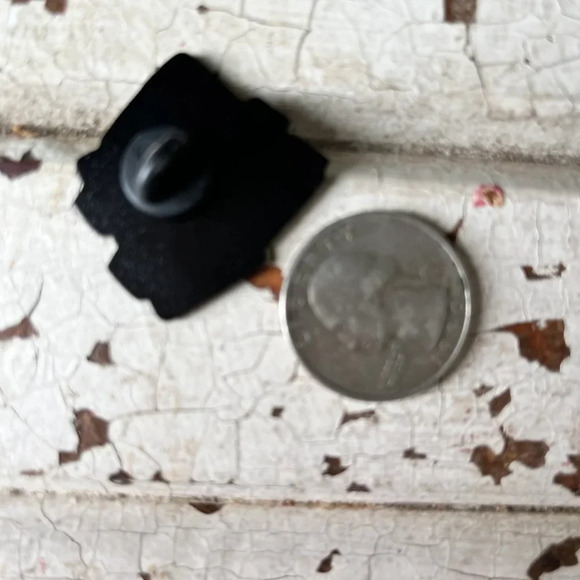 Brand new Taylor Swift “you’re the king baby I’m your queen” poker card pin - Picture 3 of 3